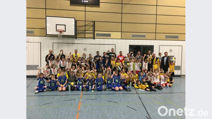 Zweiter Bürgermeister Stefan Grillmeier (hinten rechts), Betreuer und Organisatoren des Turniers gratulieren den Teilnehmern. Für die G-Jugend treten SV Steinmühle, TSV Konnersreuth, SpVgg Wiesau, ATSV Tirschenreuth, SV Pechbrunn und SF Kondrau an, für die F-Jugend SV Steinmühle I, SV Steinmühle II, TSV Konnersreuth, SF Kondrau, FC Tirschenreuth, ATSV Tirschenreuth, SpVgg Selb 13 und SpVgg Wiesau. Bild: exb