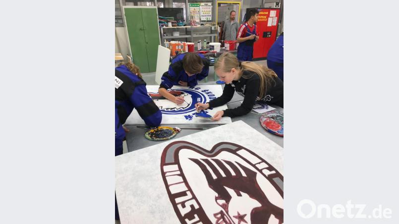 Schüler der Bauberufsschule Pilsen kamen an die Private Berufsschule des St. Michaels-Werk Grafenwöhr. Gemeinsam gestalteten sie mit den BVJ-Schülern des Bereichs &quot;Farbe&quot; Logos von Eishockey-Mannschaften. Bild: wrm
