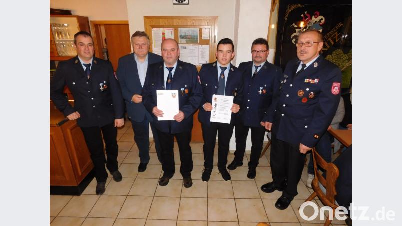 Helmut Krokauer (Dritter von links) ist seit 40 Jahren ein aktiver Feuerwehrmann. Sebastian Schwenk (Dritter von rechts) hat alle Stufen des Wissenstests erfolgreich durchlaufen. Beiden gratulierten Vorsitzender Harald Schwenk, Bürgermeister Manfred Porsch, Kommandant Markus Seitz und Kreisbrandmeister Karlheinz Sehnke (von links). Bild: hai