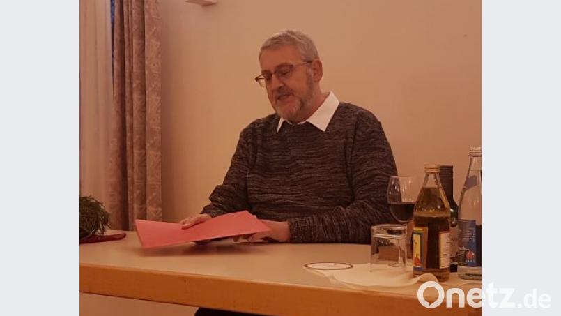 Regisseur Hans Walter Bottenbruch bei seiner Lesung anlässlich des Neujahrsempfangs der evangelischen Kirchengemeinde Hirschau. Bild: wku