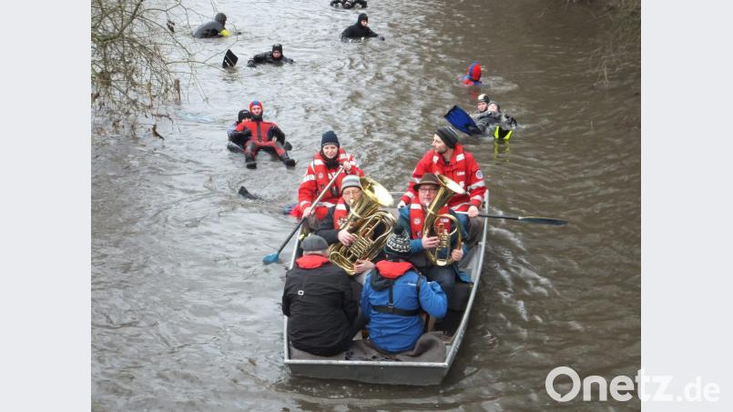 Zum Jubiläumsschwimmen gab es sogar musikalische Begleitung. Bild: ibj