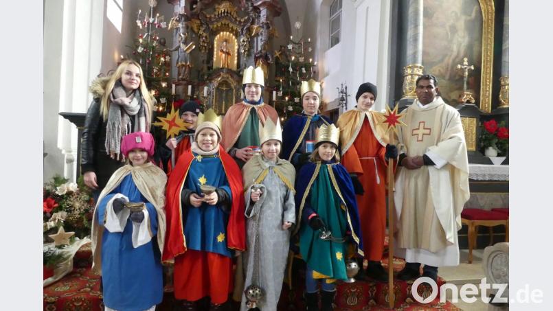 Theresia Witt, Johanna Maier, Oliver Roy, Pascal Kraus, Fabian Schieder, Pfr. Pennoraj (Hintere Reihe) Lea Schieder, Danavanoska Maier, Emma Scheidler, Luisa Maier (Vordere Reihe) Bild: ils