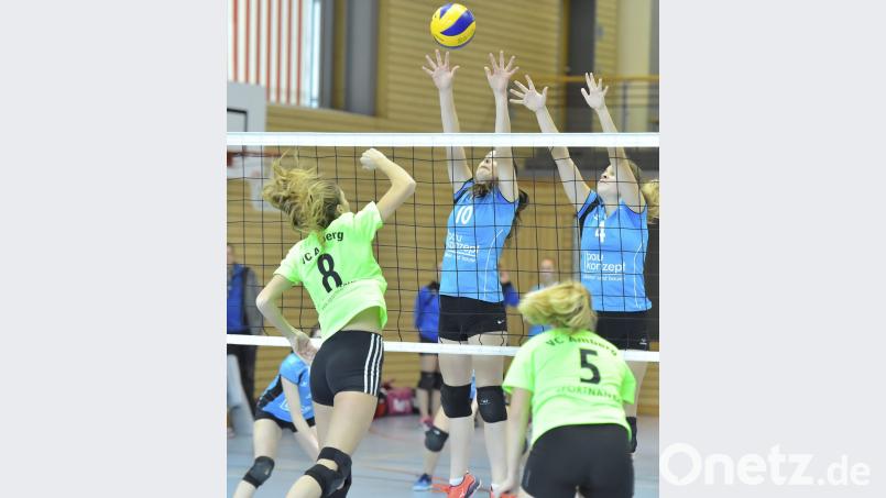 Beim Bezirkspokal-Finale in Schnaittenbach gewann der VC Amberg das Derby gegen die Gastgeberinnen mit 2:0, das Ticket für das Endspiel löste aber der TuS Schnaittenbach. Im Bild überspielt die Ambergerin Lisa Renner (links vorne am Netz) den Schnaittenbacher Zweierblock, gestellt von Miri Schindler (links) und Nina Regler, beobachtet von der Ambergerin Zuspielerin Anja Ehbauer (rechts). Bild: Hubert Ziegler