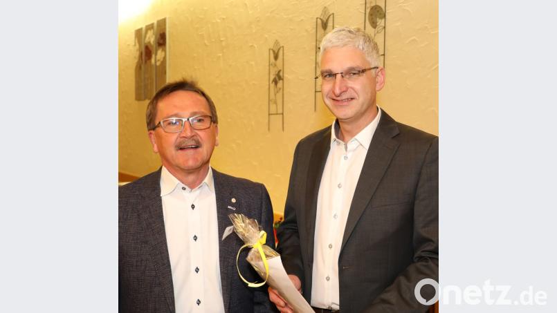 Seinen 50. Geburtstag kann Reinhold Kastner (rechts) feiern. Mit auf dem Bild Bürgermeister Hans Donko (links). Bild: njn