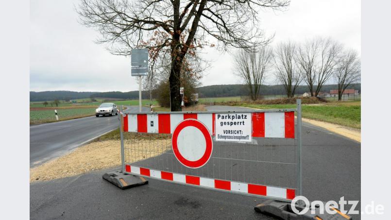 Der Parkplatz an der alten Verbindungsstraße von Ammersricht in Richtung Hirschau. Er ist wegen des Befalls durch den Eichenprozessionsspinners immer noch gesperrt. Bild: Stephan Huber