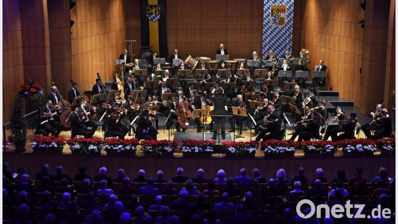 Einen bunten musikalischen Strauß haben die Nürnberger Symphoniker für dieses Neujahrskonzert zusammengestellt. Unter der Leitung ihres neuen Chefdirigenten Kahchun Wong präsentieren sie ein prächtiges Potpourri mitreißender Melodien. Bild: Petra Hartl