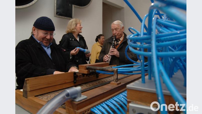 Auch das ist das Luftmuseum: 2006 betreten die Swing-Legenden Hugo Strasser (rechts) und Helmut Reinhardt an der Luftorgel musikalisches Neuland. Bild: uax
