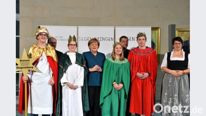 Die Sternsinger Lisa (16), Moritz (15), Max (17) und Leonie (17) sowie Begleiterin Claudia Stöckl aus der Pfarrei St. Marien in Weiden-Rothenstadt vertraten das Bistum Regensburg am Montag beim Sternsinger-Empfang von Bundeskanzlerin Angela Merkel zur 61. Aktion Dreikönigssingen. Zum Gruppenfoto mit der Kanzlerin stellten sie sich gemeinsam mit Prälat Dr. Klaus Krämer, Präsident des Kindermissionswerks ,Die Sternsinger‘, und Pfarrer Dirk Bingener, Bundespräses des Bundes der Deutschen Katholischen Jugend (BDKJ), im Bundeskanzleramt auf. Bild: Ralf Adloff / Kindermissionswerk