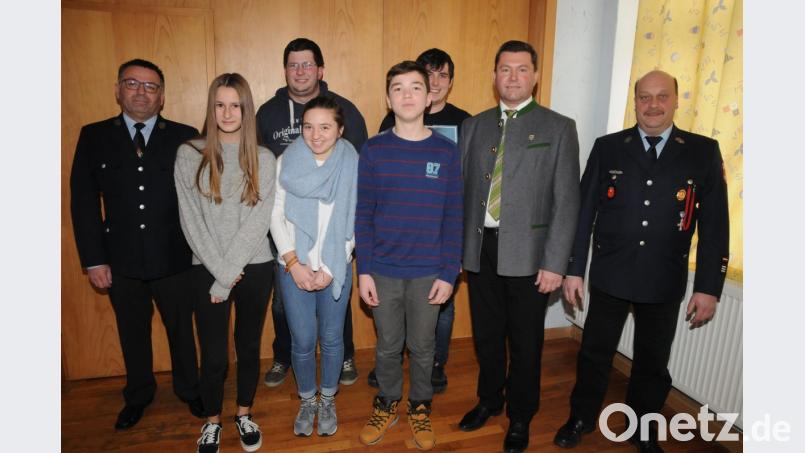 Katja Frischholz, Natalie Riedl und Nico Riedl sind die neuen Mitglieder der Jugendfeuerwehr Burkhardsrieth. Sie begrüßen Vorsitzender Martin Völkl (links), Kommandant Herbert Lindner, Bürgermeister Rainer Rewitzer (von rechts) und die Leitung der Jugendgruppe (im Hintergrund). Bild: bey
