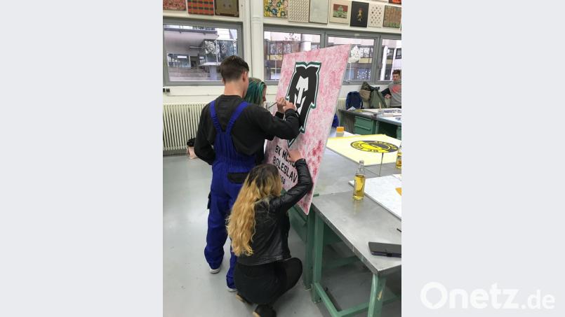 Schüler der Bauberufsschule Pilsen kamen an die Private Berufsschule des St. Michaels-Werk Grafenwöhr. Gemeinsam gestalteten sie mit den BVJ-Schülern des Bereichs &quot;Farbe&quot; Logos von Eishockey-Mannschaften. Bild: wrm