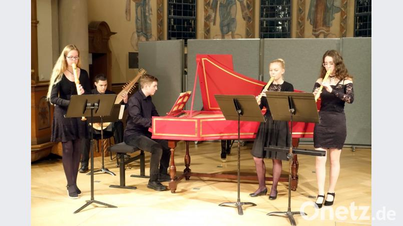 Die Junge Sulzbacher Hofmusik beeindruckt das Nürnberger Publikum mit einer barocken Sonate. Zu hören sind die Blockflötistinnen Felicitas Groth, Emma Löffler und Anna-Lena Schmidt (von links), Lautenist Hannes Weigert und Cembalist Maximilian Hauer. Bild: cog