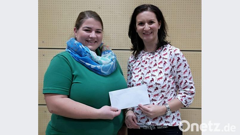Goaslandler-Vorsitzende Franziska Haas (links) übergab nach der letzten Abendvorstellung eine Spende von 350 Euro an Rektorin Christine Kölbl. (rechts) Bild: sön