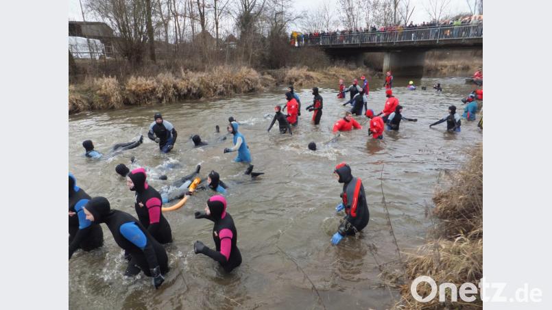 Wintervilsschwimmen in Hahnbach: Vor vielen Zuschauern auf der Vilsbrücke starteten die Schwimmer in das kühle Vergnügen. Bild: ibj