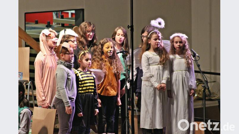 Der Kinderchor der Pfarrei Nabburg Nabburg unter Leitung von Jonathan Brell fügte sich beim Singspiel &quot;Die Wahl zum Tier des Jahres Null&quot; mit den dazugehörigen Liedtexten gefühlvoll und harmonsich zum Nachwuchsorchester der Jugendblaskapelle. Bild: bph