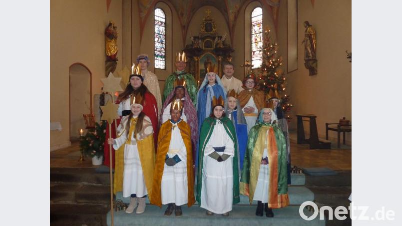 Die Sternsinger im Aussendungsgottesdienst mit Pfarrer Adam Nieciecki . Bild: exb