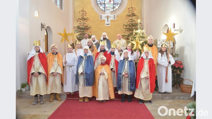 In neuen Gewändern machen sich die 16 Sternsinger auf ihren Weg. Bild: fz