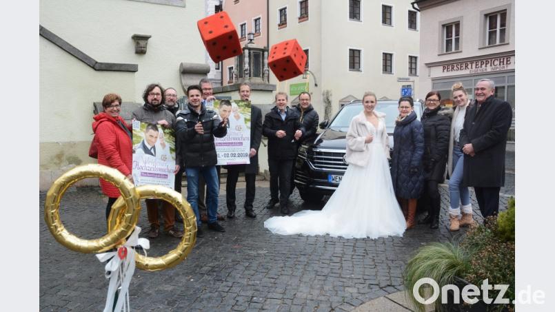 Ihr Würfelglück dürfen Hochzeitsjubilare und Brautpaare versuchen, die 2019 heiraten. Insgesamt zwölf Fachgeschäfte beteiligen sich an "Weidener Hochzeitswochen". Bild: Gabi Schönberger