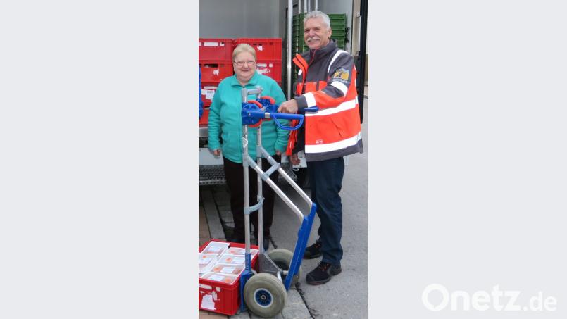 Karin Seidel (links) und Hans Langen (rechts) engagieren sich ehrenamtlich in der "Schwandorfer Tafel" und suchen Verstärkung. Bild: Hirsch