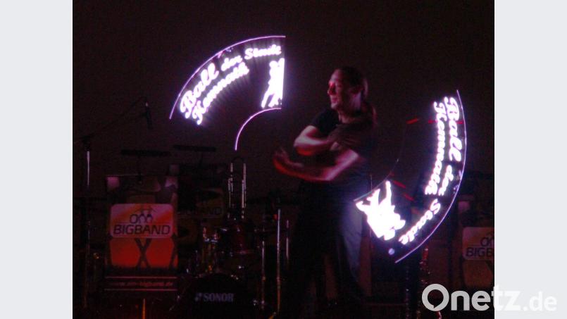 Detlev Vogt entpuppt sich als Meister der Leucht-Jonglage Bild: stg