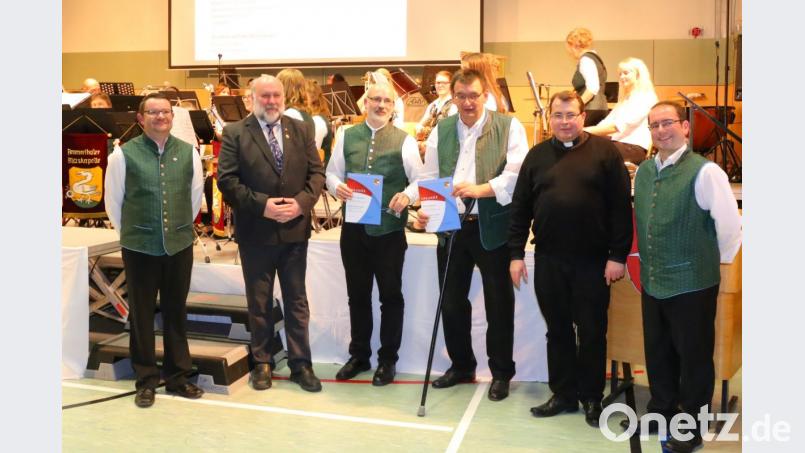 Werner Stein (Zweiter von links) vom Nordbayerischen Musikbund ehrte viele Aktive des Vereins. Urkunden für 30 Jahre gab es für Heinrich Wiesmeth (Dritter von links) und Stefan Ehbauer (Vierter von links). Rechts: PfarrerKlaus Hausmann und Dirigent Manuel Jung. Bild: oe