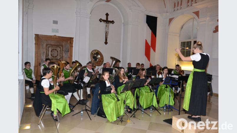 Für die musikalische Begleitung sorgte die Stiftländer Jugend- und Blaskapelle unter Leitung von Laura Bäumler. Bild: pz