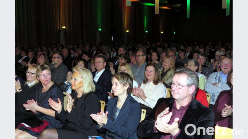 Der Schlussapplaus will nicht abebnen. Am Ende springen die Zuhörer sogar von den Stühlen. Bild: ubb