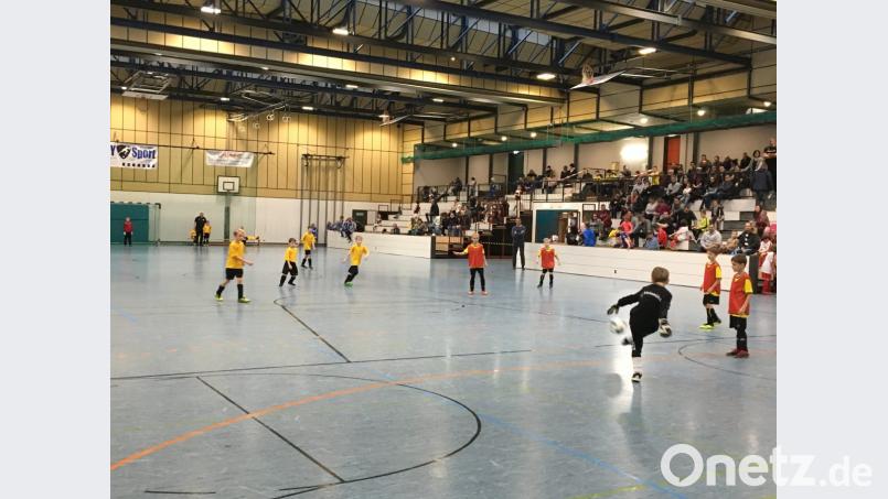 Mit viel Eifer sind die Nachwuchsfussballer bei der Sache. Bild: exb