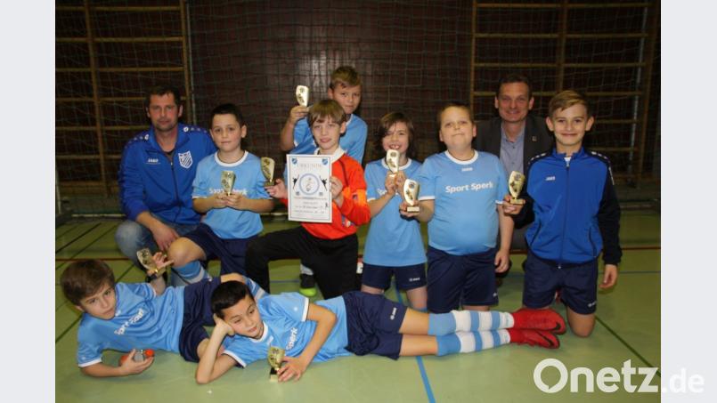 Einen überraschenden Turniersieg feierten die Junioren E2 des SV Altenstadt unter Trainer Christian Plödt(hinten Links). Schirmherr und Bürgermeister Ernst Schicketanz (hinten rechts) gratulierte. Bild: adj