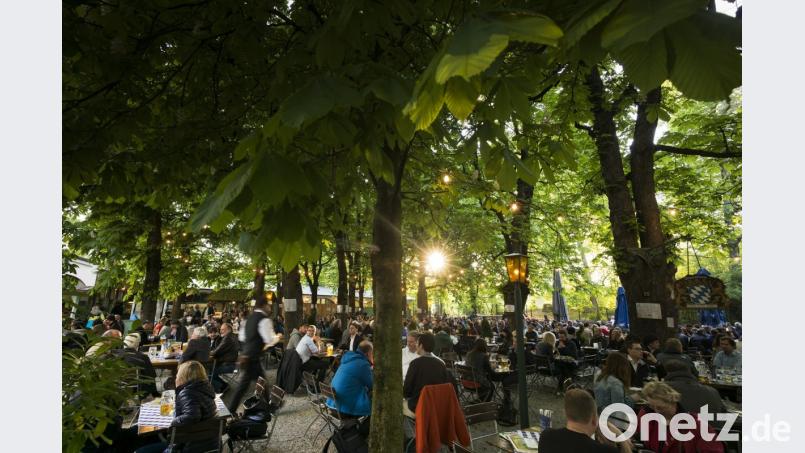 Besucher genießen im Biergarten den Sonnenuntergang. Foto: Peter Kneffel/Archiv Bild: Peter Kneffel