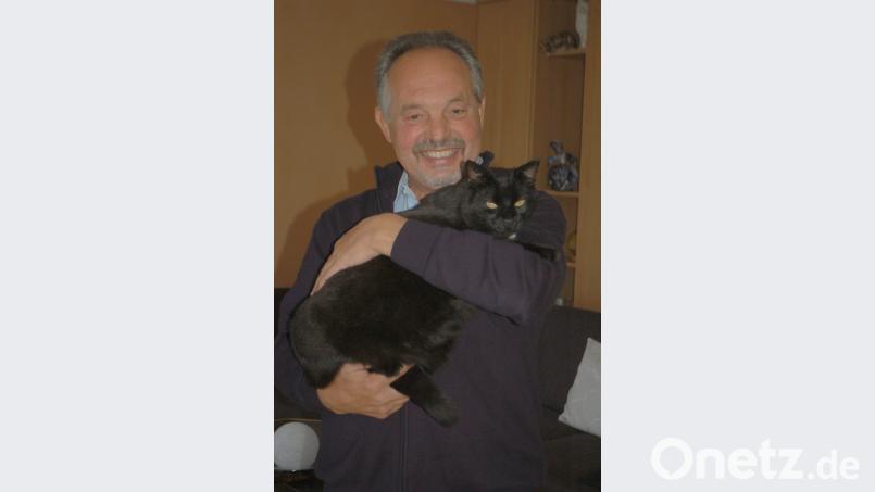 Tierfreund Manfred Hanglberger mit Kater „Angelo“. Bild: gib