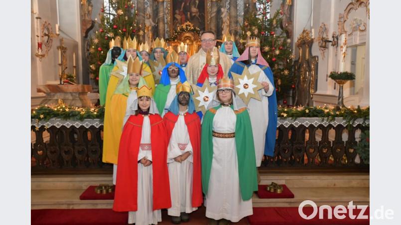 Die Sternsinger beim Aussenden in der Pfarrkirche Sankt Martin, mit Pfarrer Josef Waleszczuk Bild: twg