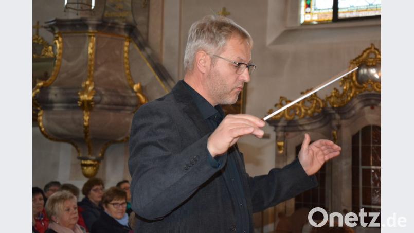 Armin Scharnagl am Dirigentenpult hat sein Orchester fest im Griff. Bild: jr
