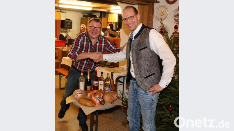 Auktionator Erwin Lottes (links) gratuliert Ely Eibisch zur Steigerung des Stamms. Er hat nun eine ordentliche Brotzeit mit Verdauungshilfe. Bild: rpp