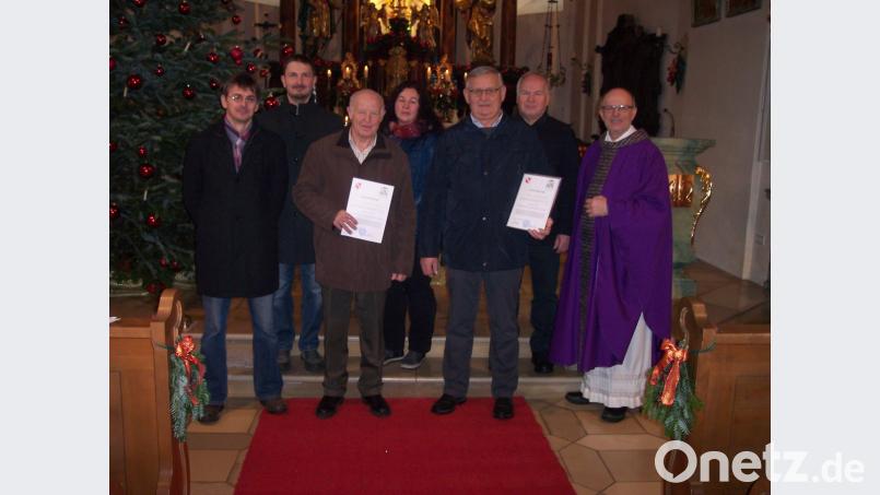 Kirchenpfleger Markus Fuchs (links) sowie Pfarrer Herbert Rösl (rechts) verabschiedeten Josef Hoch (Dritter von links) und Josef Forster (Dritter von rechts). Mit im Bild die neuen Kirchenverwaltungsmitglieder (hinten, von links) Stefan Biegerl, Sabine Baumer und Johann Forster. Bild: Christa Forster/exb