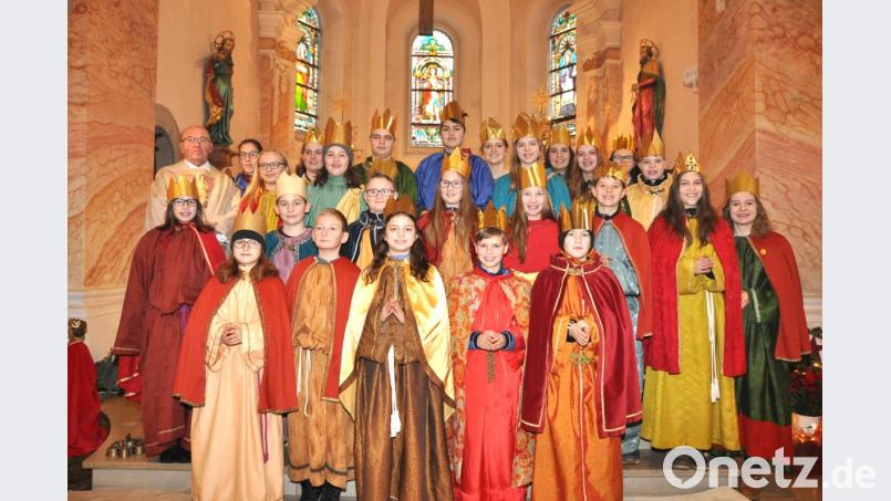 Zum Gottesdienst, den der Kirchenchor unter Leitung von Rudi Schneider begleitete, waren an Dreikönig die Sternsinger in ihren bunten Gewändern zusammen mit Pfarrer Wilhelm Bauer in das Gotteshaus gezogen. Bild: es