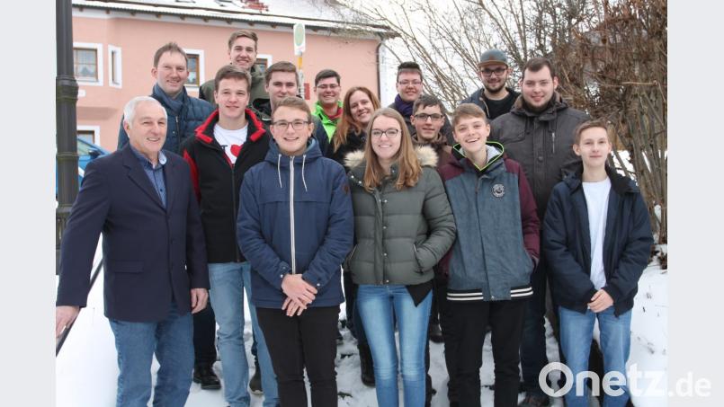 Niklas Krapf und Franziska Bierler (vorne, ab Zweiter von links) stehen an der Spitze der KLJB Neukirchen zu St. Christoph. Bild: pi