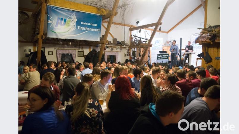 240 Mitglieder haben sich im Falkenberger Kramer-Stodl zum Jahresabschluss eingefunden. Bild: Lucas Weigl