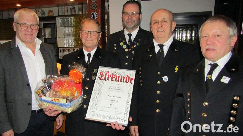 Eine besondere Auszeichnung verleiht der Bergknappenverein Auerbach (von links): Dritter Bürgermeister Norbert Gradl, das neue Ehrenmitglied Peter Schreg, Landesverbandsvorsitzender Armin Kraus, der alte und neue Vorsitzende Andreas Wilhelm sowie sein künftiger Vize Herbert Karl. Bild: sck
