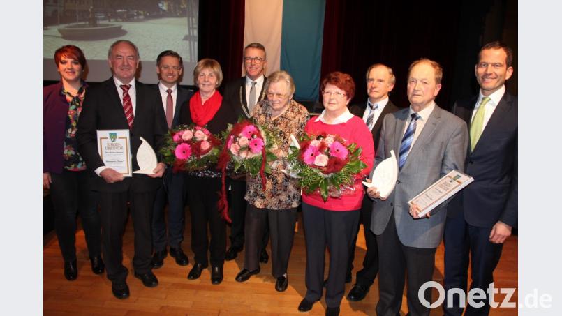 Bürgermeister Franz Stahl nutzt den Neujahrsempfang immer, um verdiente Persönlichkeiten der Stadt mit dem Turso auszuzeichnen. Im Bild (von links): Landtagsabgeordnete Anna Toman, Herbert Konrad, Landtagsabgeordneter Tobias Reiß, Resi Konrad, Bürgermeister Franz Stahl, Johanna Faget, Maria Haas, Kurt Haas, Karl Supguth und Bundestagsabgeordneter Albert Rupprecht. Bild: kro