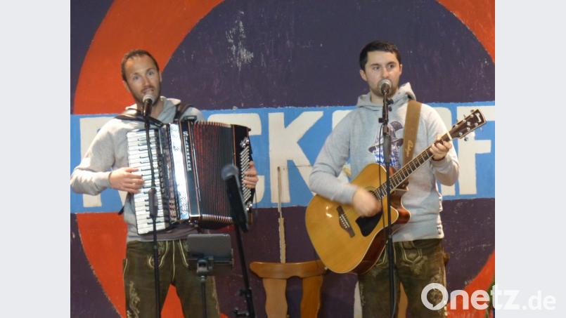 "D'Hohlweglauerer" unterhalten die Besucher in den Pausen der Versteigerung. Bild: hme