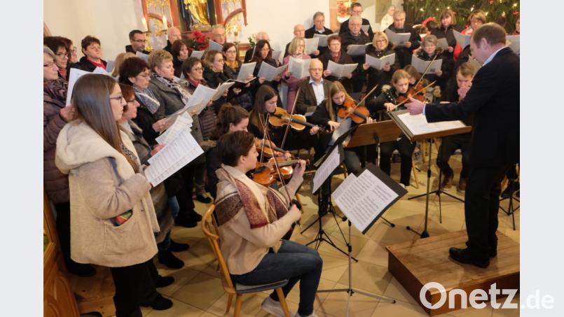 Mit einer fröhlichen, weihnachtlich angehauchten musikalischen Gestaltung imponieren am Vorabend zum Dreikönigsfest der Chor der Pfarrgemeinde, das Jugendstreichorchester der Musikschule, die Solistinnen Anna Ott und Teresa Trummer sowie Organist Walter Thurn. Unter der Gesamtleitung von Joachim Steppert erklingt die Pastoralmesse von Anton Diabelli, auch „Hirtenmesse“ genannt. Bild: do