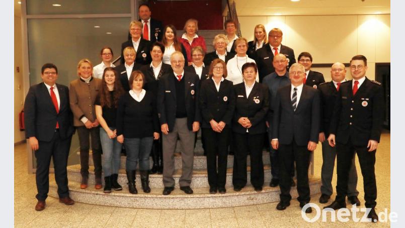 Die neu aufgenommenen Mitglieder sowie die BRK-Bereitschaftsmitglieder, die mit Jahresspangen für aktive Dienstzeit sowie für die Flüchtlingshilfe ausgezeichnet wurden. Auf dem Bild (von links) BRK-Kreisgeschäftsführer Holger Schedl, stellvertretende Kreisvorsitzende Eva von Podewils sowie (von rechts) BRK-Bereitschaftsleiter Sven Lehner, Kreisbereitschaftsleiter Christian Stahl und zweiter Bürgermeister Johannes Reger (vierter von rechts). Bild: njn