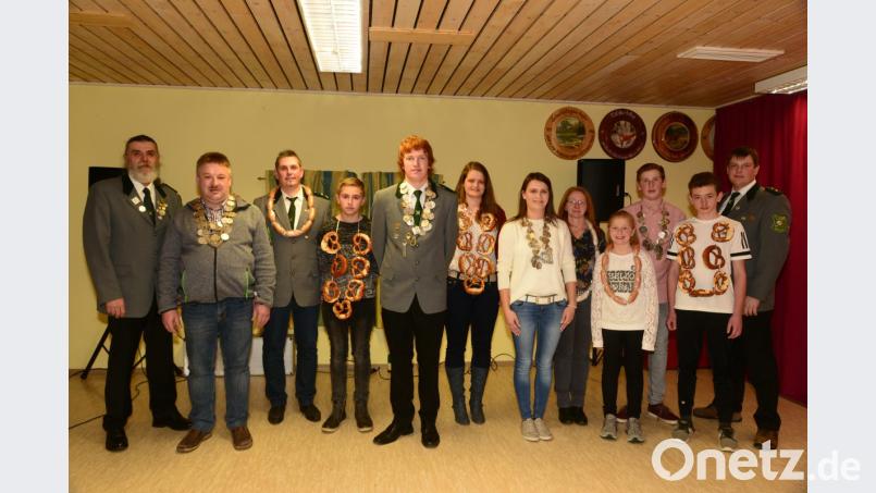 Schützenmeister Peter Meier (links) und Stellvertreter Bernhard Frischholz (rechts) ehren die neuen Schützenkönige und übergeben die Königsketten: Für die Vizekönige gibt es die Wurstkette, für die Drittplatzierten die Brezenkette. Julius Kellner (Dritter von rechts) ist Schützenkaiser. Bild: bey