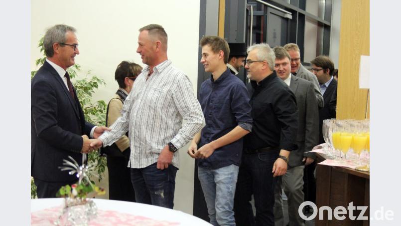 Per Handschlag wünschen der Bürgermeister und Ehefrau Elisabeth den Gästen ein gutes Jahr 2019. Bild: stg