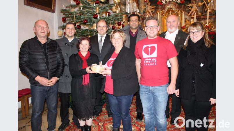 Unter dem Christbaum konnten die Initiatoren der Typisierungsaktion die Spende von 600 Euro entgegennehmen
v.links Josef Söllner, Johannes Prechtl, Karin Kuhbandner, Martin Kopp, Sandra Schmelber, Pfarrer Anish George, Johannes Bauer, Hubert Knott, Franziska Knott Bild: soj
