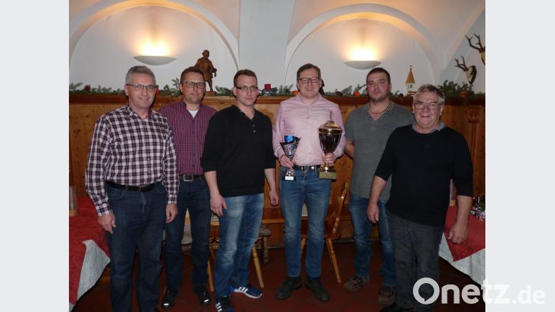 Markus Waller (3. von rechts) entschied den Preisschafkopf der Feuerwehr Waldsassen für sich, gefolgt von Benjamin Müller (3. von links) und Stefan Waidhas (2. von rechts). Vorsitzender Dr. Wolfgang Fortelny (rechts), Organisator Hermann Müller (links) und Kommandant Tobias Tippmann (2. von links) gratulierten. Bild: flm