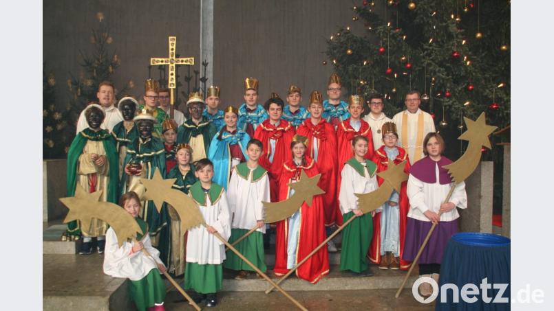 Die Sternsinger der Pfarrgemeinde St. Sebastian mit den Ministranten und Stadtpfarrer Bernd Philipp. Bild: fpoz