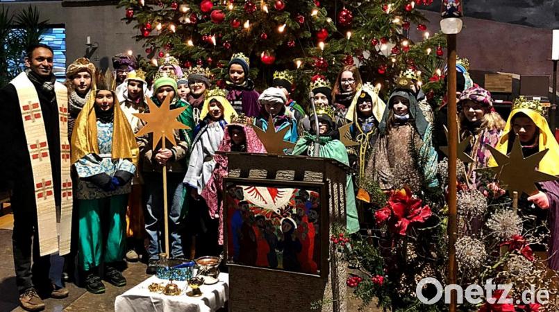 Pfarrer Jaison Thomas schickt die Sternsinger in die Gemeinde samt allen dazugehörigen Orten aus. Bild: zer