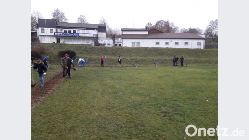Arbeitsdienst der Mitglieder der SpVgg Windischeschenbach. Bild: exb