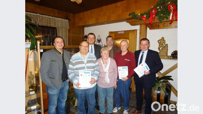 Geehrte und Gratulanten (von links): JU-Vorsitzender Maximilian Klose, Werner Reimer, CSU-Ortsvorsitzender Patrick Fröhlich, Irmgard Herold, stellvertretender ASP-Ortsvorsitzender Stefan Frank, Karl Herold und Stefan Morgenschweis. Bild: exb